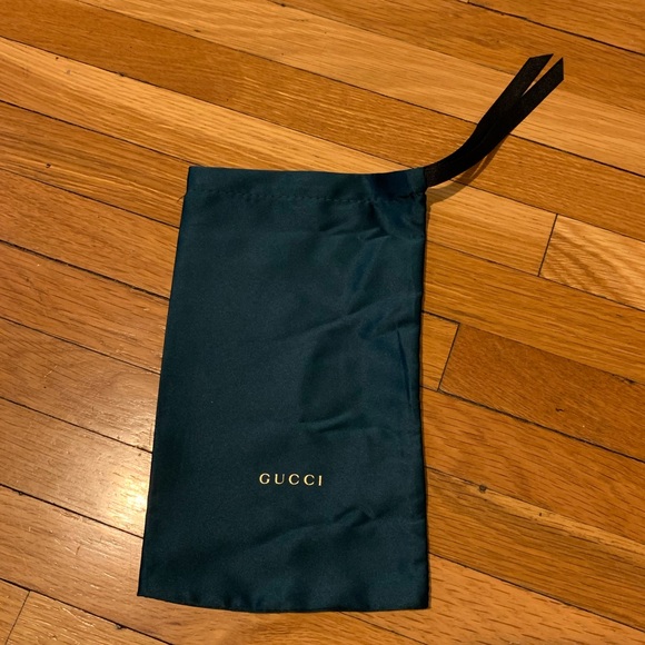 Gucci Sunglass case with soft drawstring bag and cleaning cloth - Picture 6 of 7